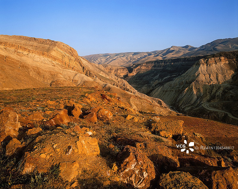 约旦死海上方山脉中的瓦迪扎尔卡马因图片素材