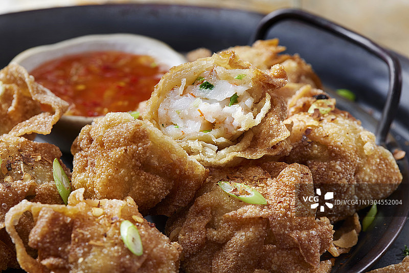搭配甜辣酱的香脆炸虾丸图片素材