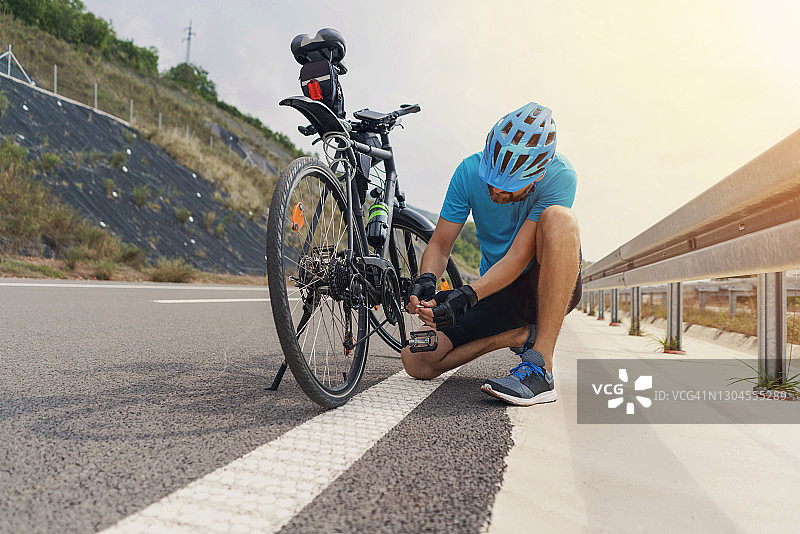 骑自行车在路上图片素材