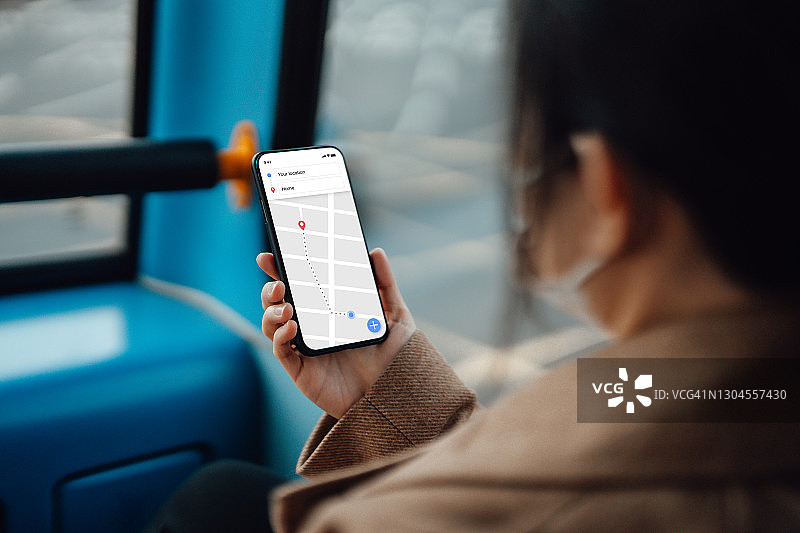 年轻女人在公共交通工具上用智能手机导航图片素材