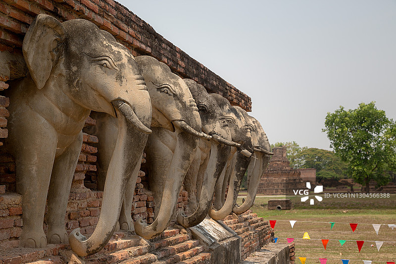 泰国素可泰历史公园内的大象雕像图片素材
