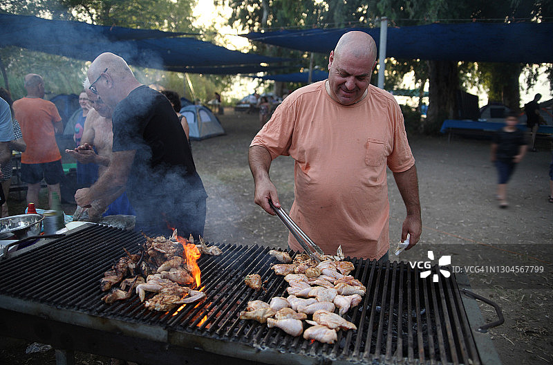 在露营地烧烤鸡肉图片素材