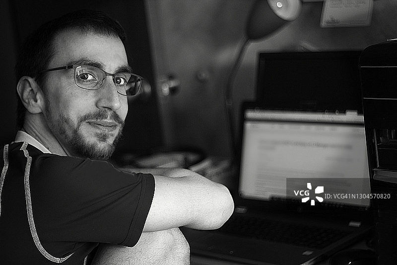 男人用电脑远程办公图片素材