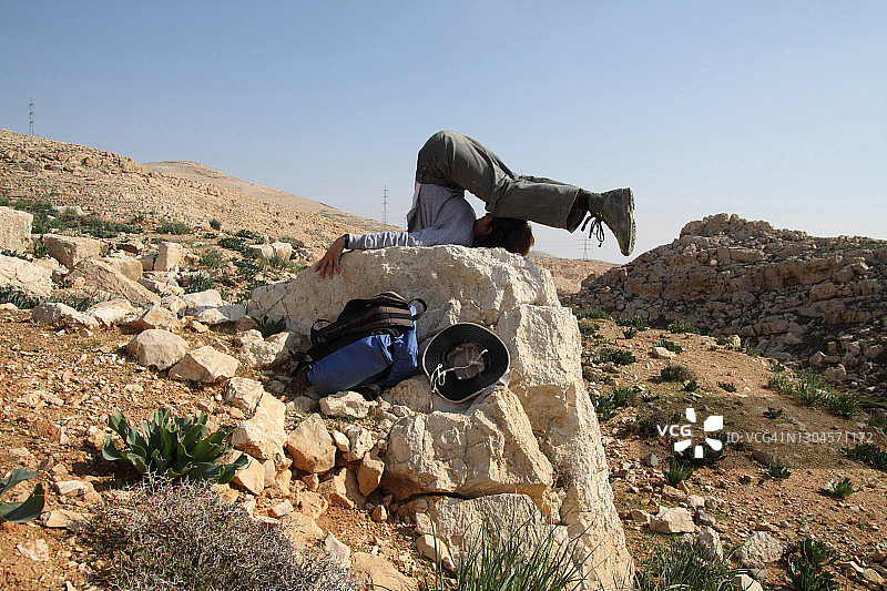 在沙漠岩石上做瑜伽图片素材