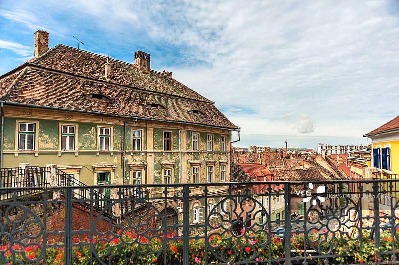 从人行天桥望向带有锡比乌之眼的古老历史住宅建筑图片素材