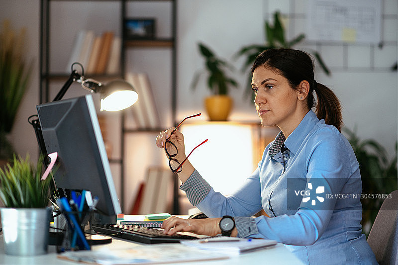 疫情期间通过网课提升职业技能的女人图片素材