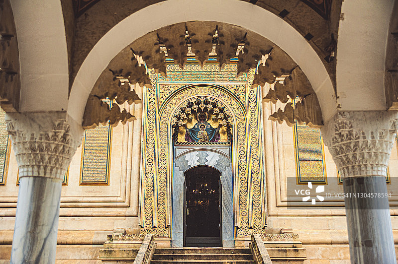 阿尔杰什库尔泰亚大教堂前圣水池亭的华丽拱门图片素材