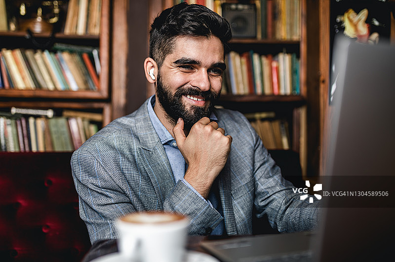 图书馆里的商人或内容创作者图片素材