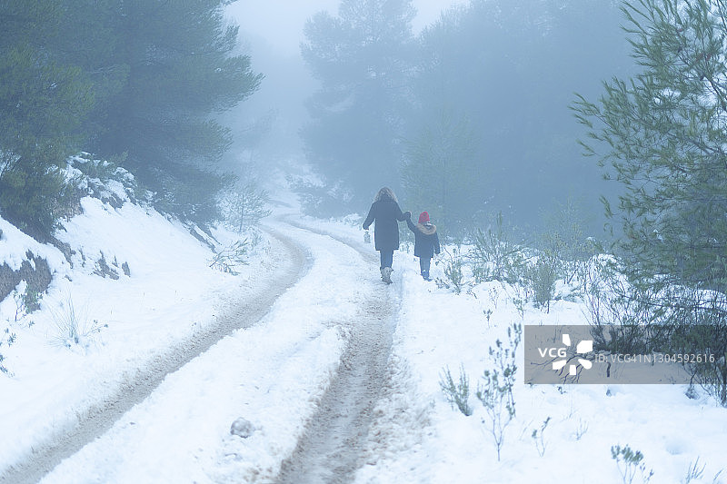 母子在雪中散步图片素材