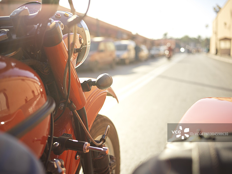 在摩洛哥马拉喀什的街道上乘坐摩托车边车图片素材