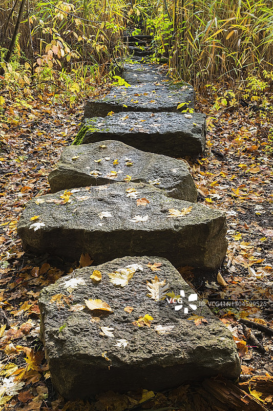 由大型深灰色花岗岩石块铺成的小路图片素材