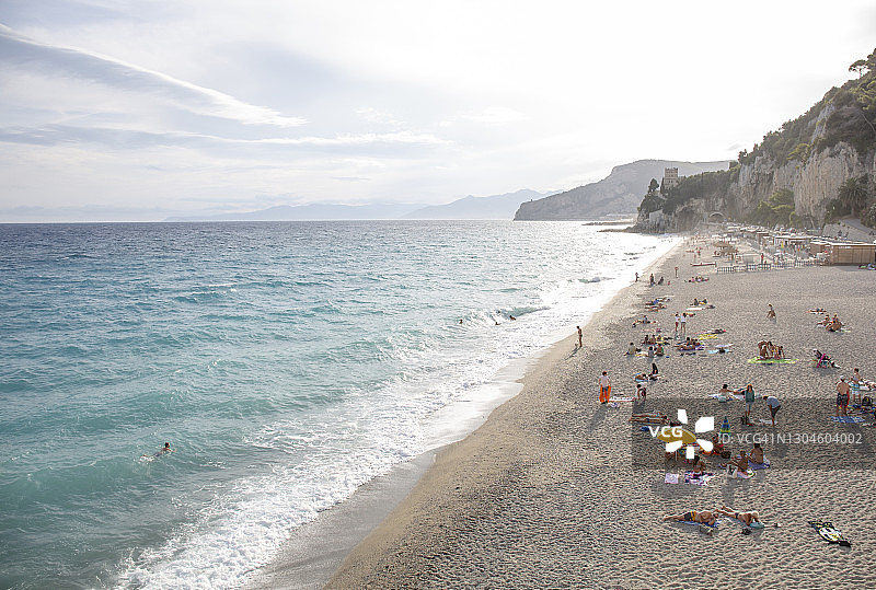 地中海海岸线和日光浴者高空景观图片素材
