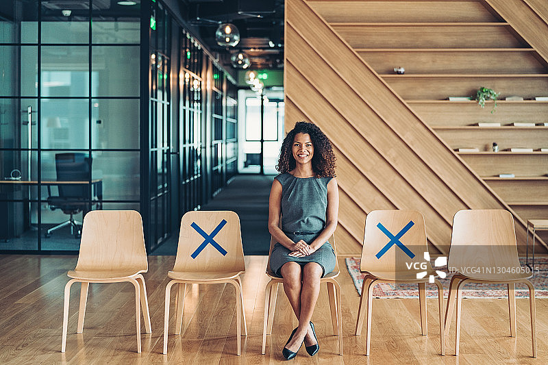 保持安全距离工作图片素材