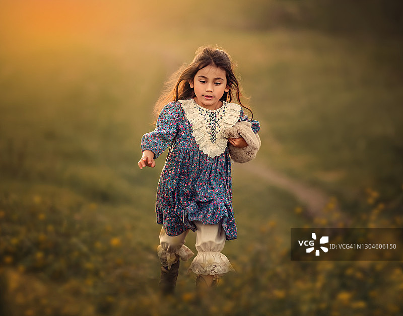 在草地上奔跑的女孩图片素材