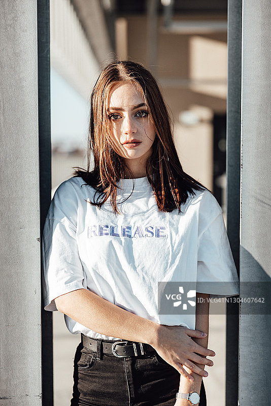 年轻女人的都市时尚写真图片素材