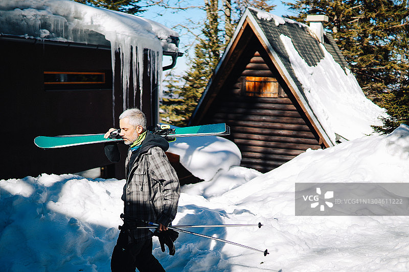 在山顶滑雪的活跃老年男人图片素材