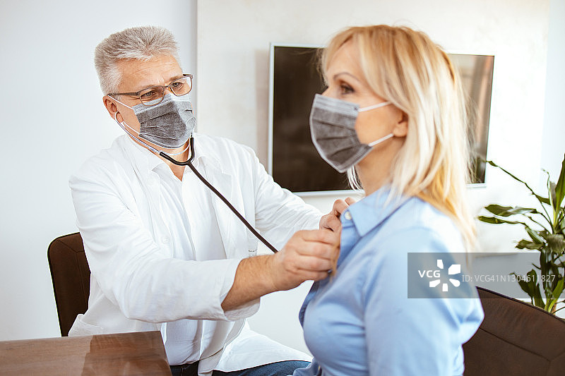 医生用听诊器检查病人的心跳图片素材