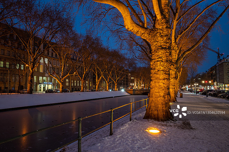 德国杜塞尔多夫国王大道运河水岸夜景图片素材