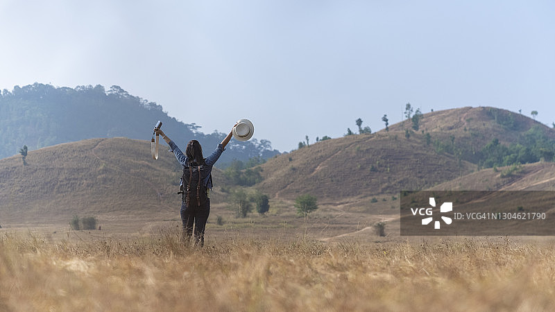 在草坪上放松的女人图片素材