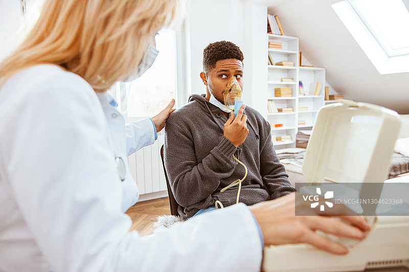 医生办公室里接受吸入治疗的非裔美国男人图片素材