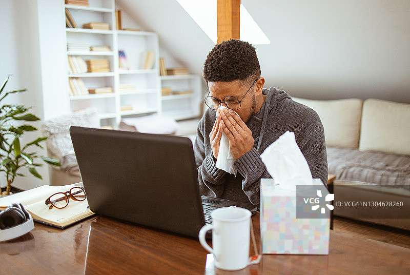 年轻的非裔美国男人出现过敏反应图片素材