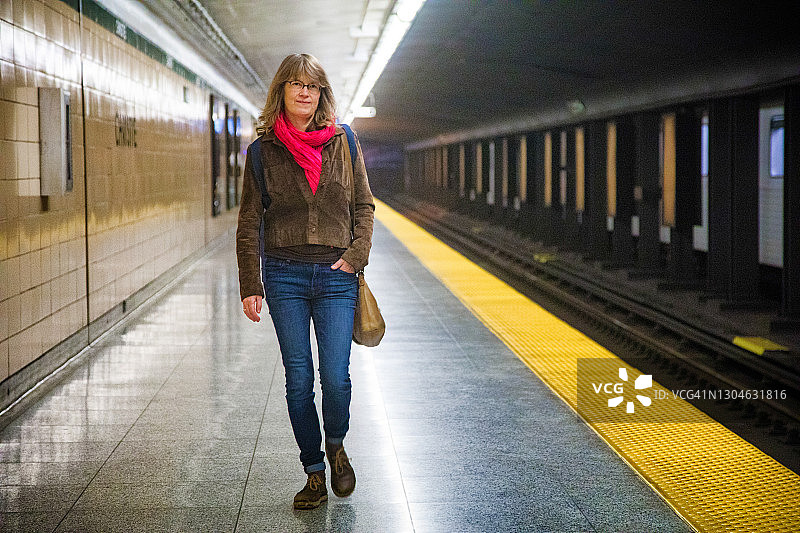 在多伦多地铁站行走的中年女子图片素材