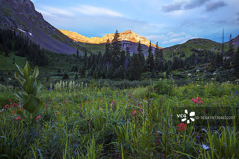 山间绚丽晚霞图片素材