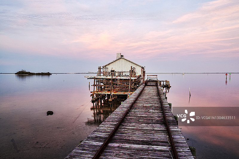 废弃码头的日落内陆图片素材