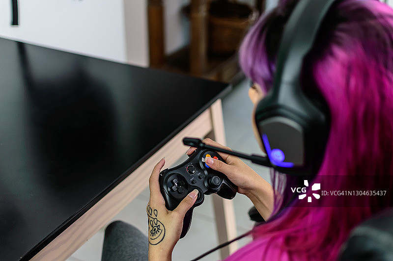 游戏玩家的背影图片素材