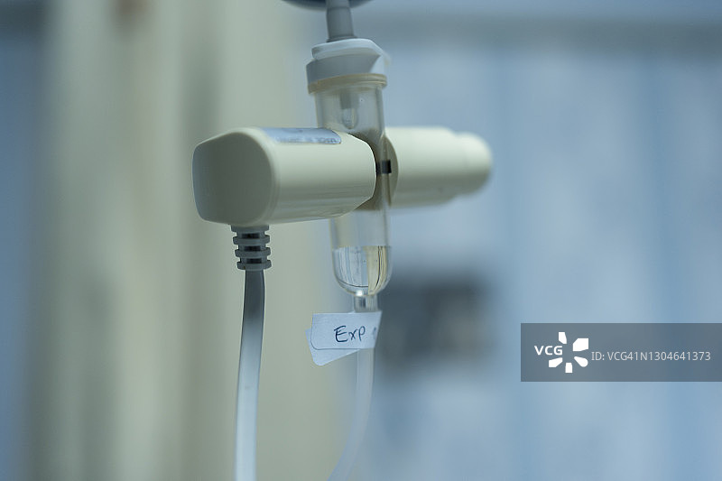 病人输液时手部特写，展示胜利手势图片素材