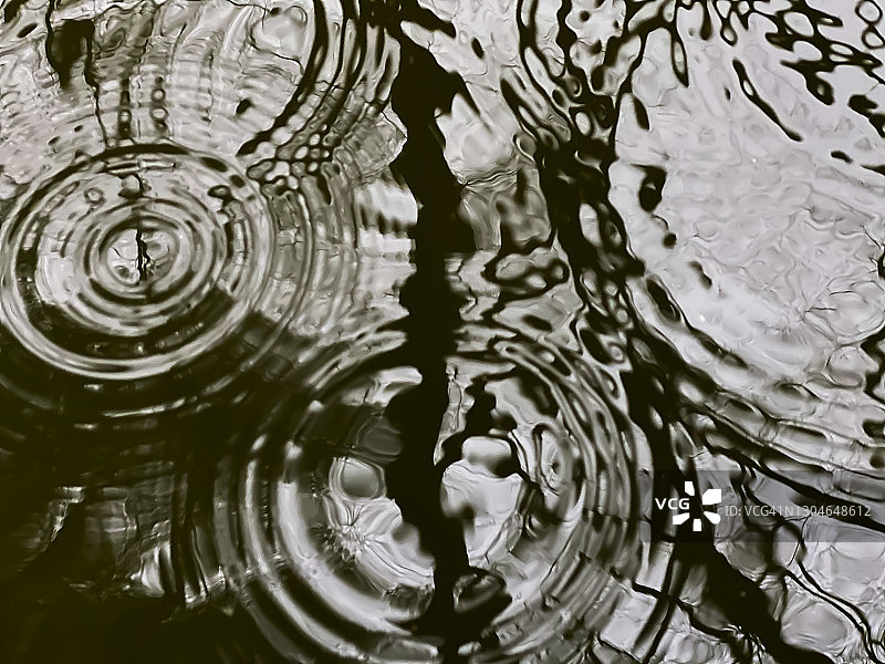 雨天池塘中的涟漪图片素材