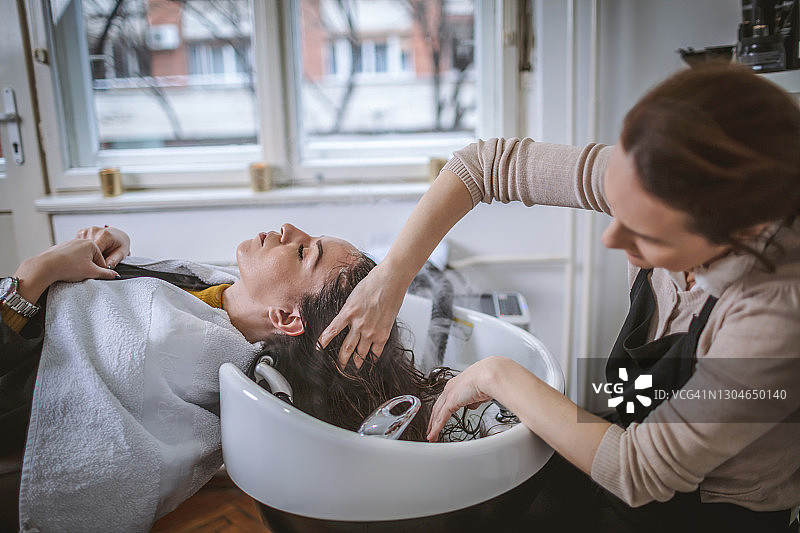 在美发店洗头图片素材