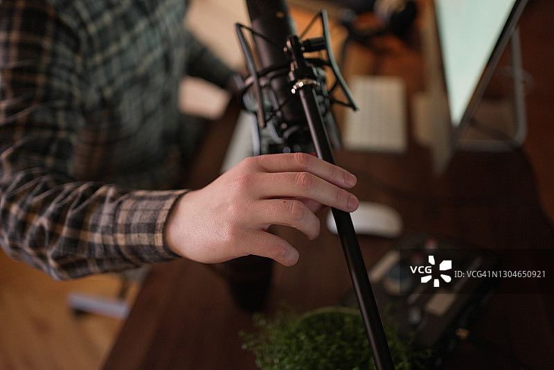 播客主在他的现代家庭工作室录制每周话题图片素材