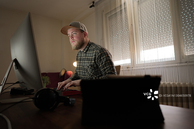 音乐家在家中工作室检查音频设备图片素材