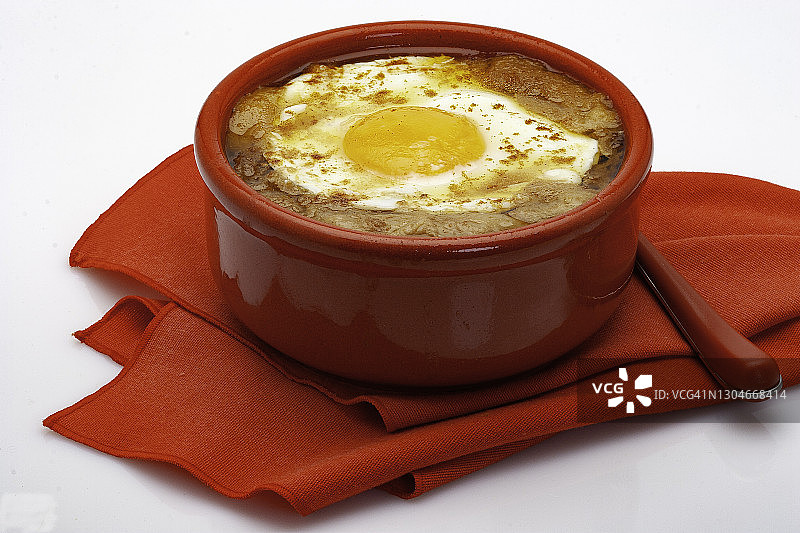 红色碗里的传统卡斯蒂利亚蒜蓉汤特写图片素材