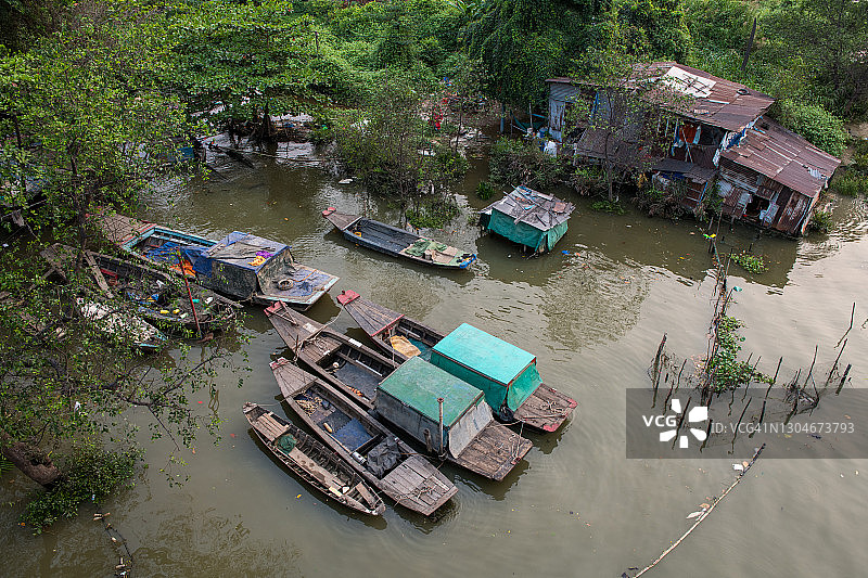 贫民窟中的小溪图片素材