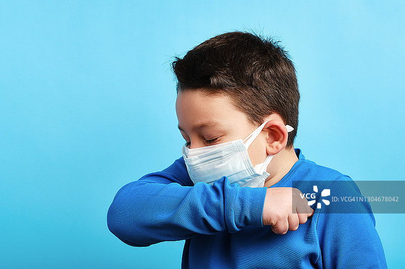 8-9岁可爱儿童佩戴双层外科口罩图片素材