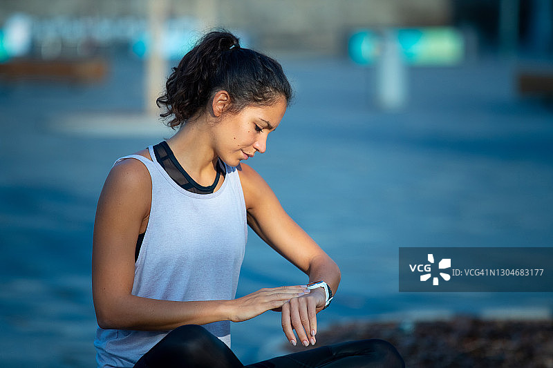 用智能手表检查脉搏的女人图片素材