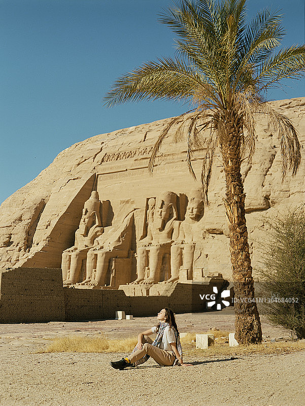 观赏阿布辛贝神庙的女人图片素材