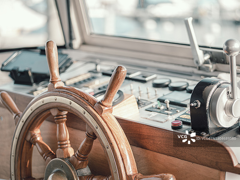 机动船控制舱特写图片素材