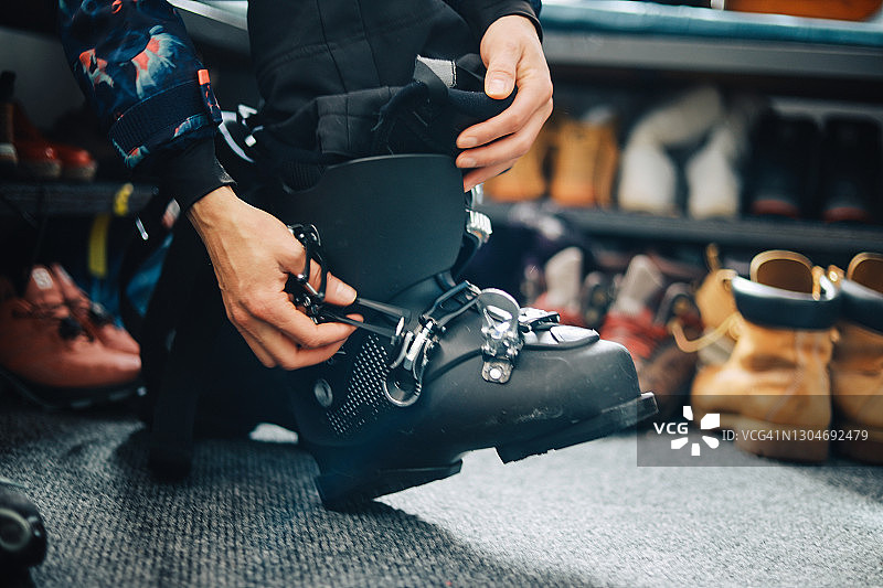 女人在更衣室里穿滑雪靴图片素材