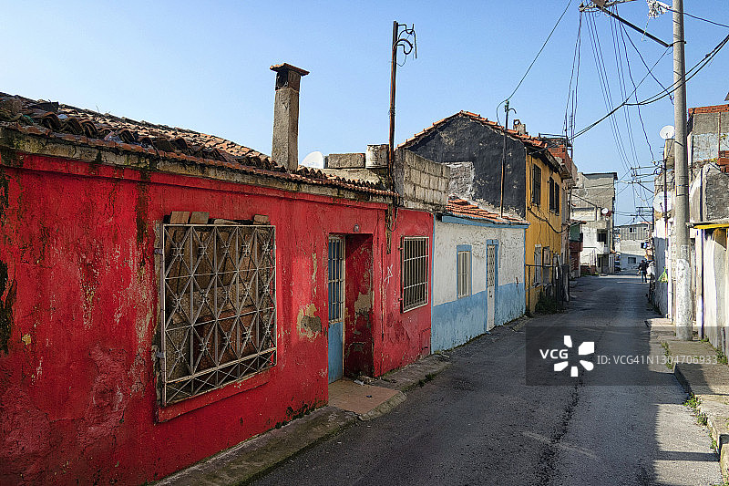 伊兹密尔的彩色房屋小街图片素材