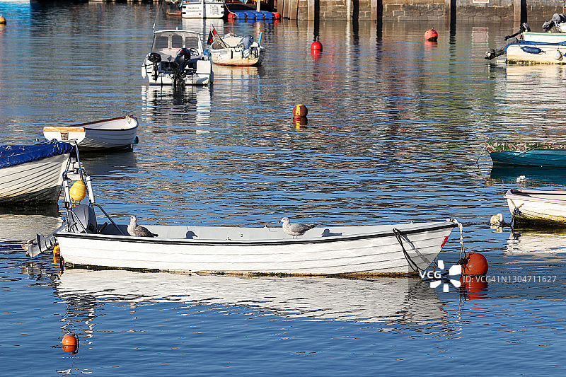 船只倒影图片素材