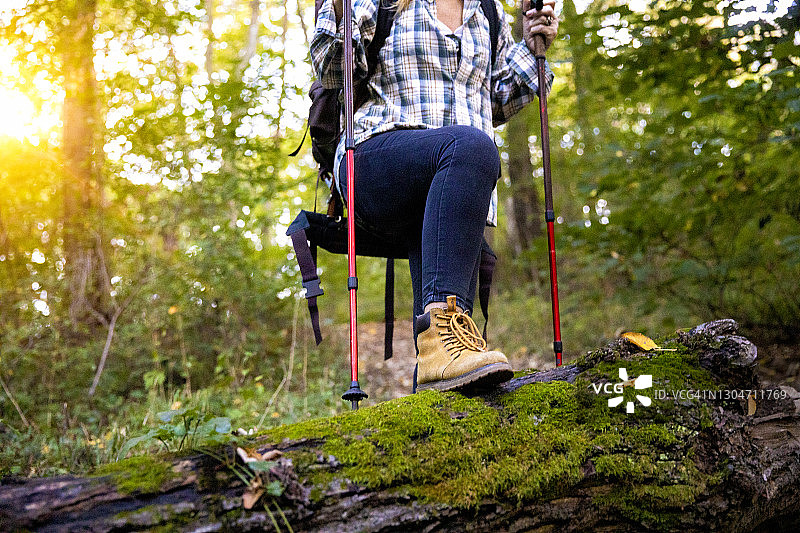 妇女是有乐趣的同时徒步股票照片图片素材