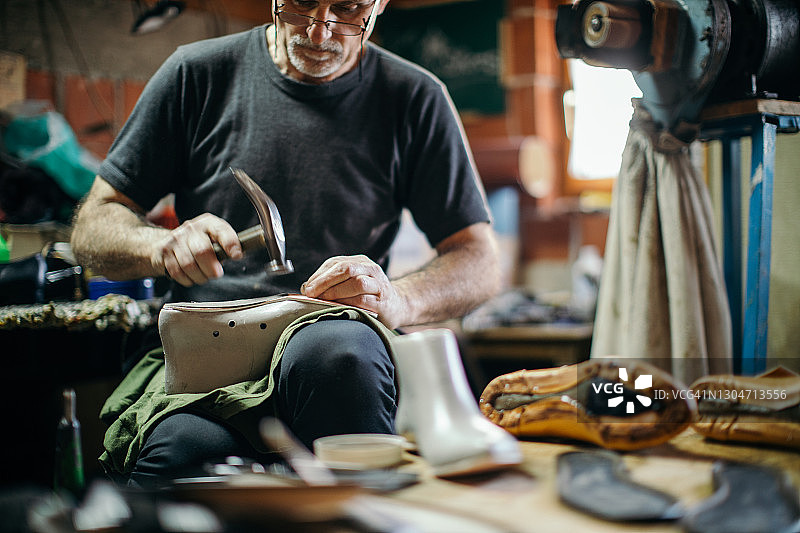 鞋匠在他的工作室制作新鞋图片素材