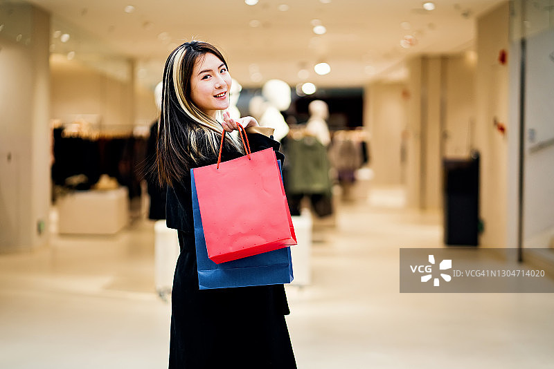 携带购物袋的微笑女性 портрет图片素材