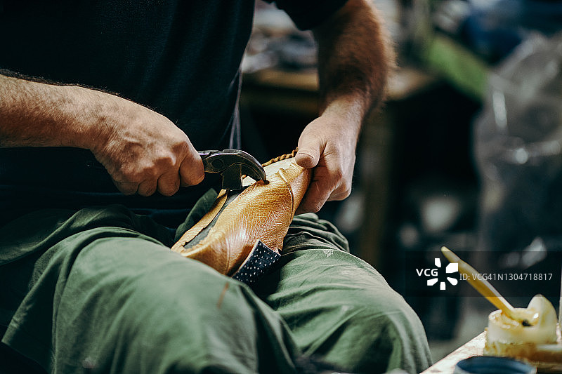 鞋匠在他的工作室制作新鞋图片素材