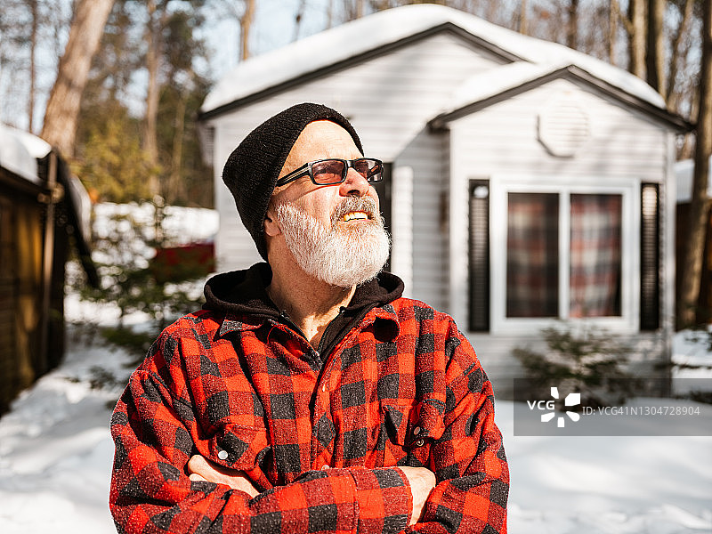 年长男人在乡间小屋图片素材