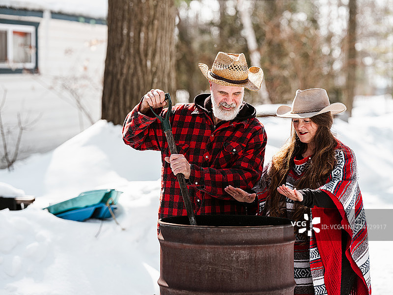 老年夫妇在小屋的火炉旁图片素材