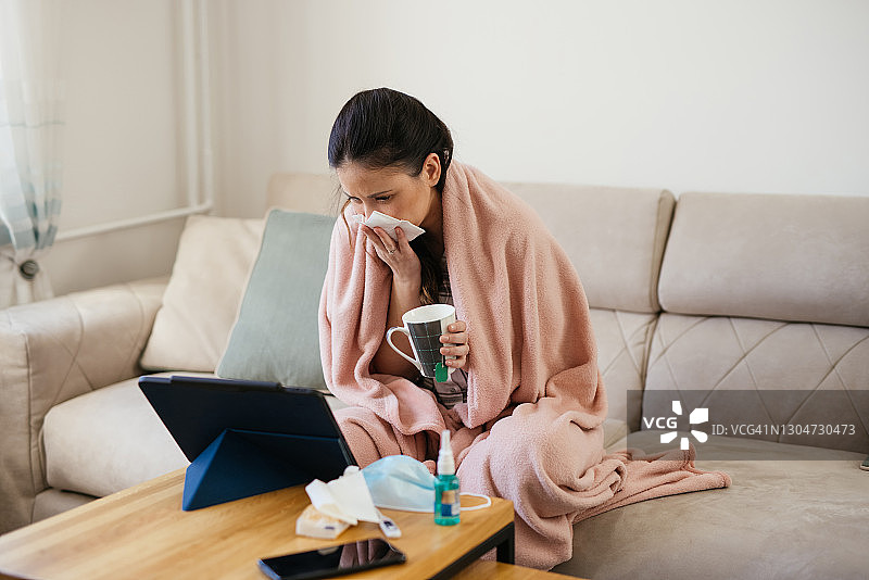 女人与医生进行在线远程医疗讨论图片素材